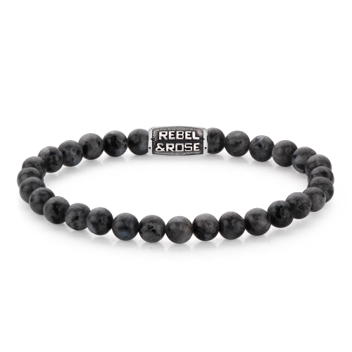 Bracelet en perles grises de 6 mm avec un logo en métal argenté.