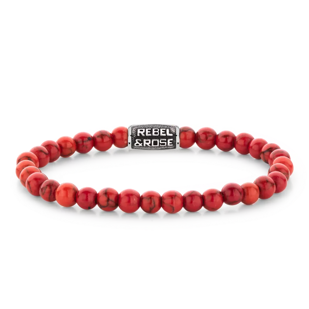 Bracelet en perles rouges de 6 mm avec un élément en métal marqué "REBEL & ROSE".