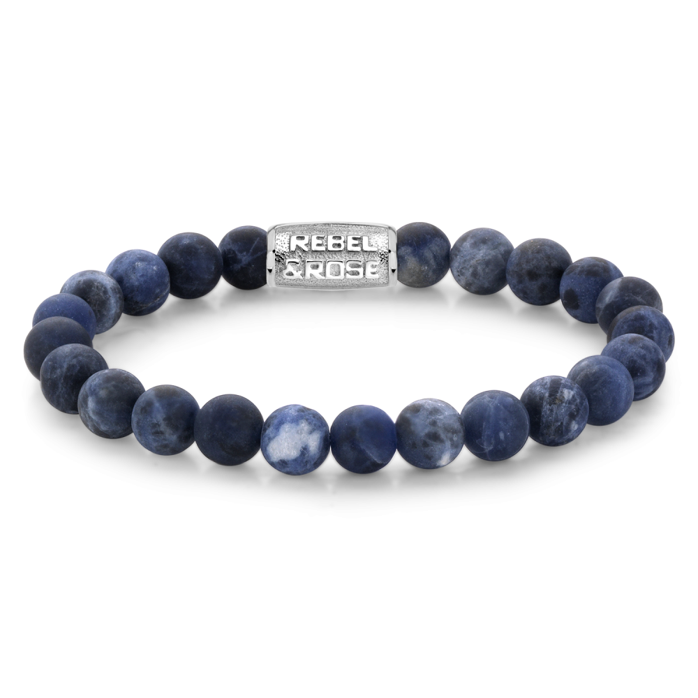Bracelet en perles de 8 mm en pierre bleue avec un élément en métal argenté.
