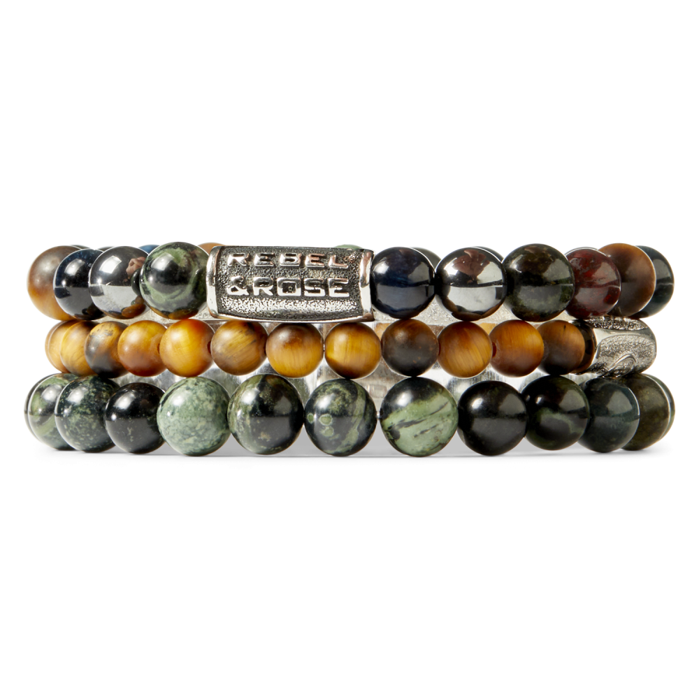 Gestapelde kralenarmbanden met gepolijste 8mm stenen in groene, bruine en zwarte tinten. De Rebel & Rose Stormy Weather Vintage herenarmband heeft een zilveren kraal met de merknaam erin gegraveerd - perfect voor een stijlvolle look.