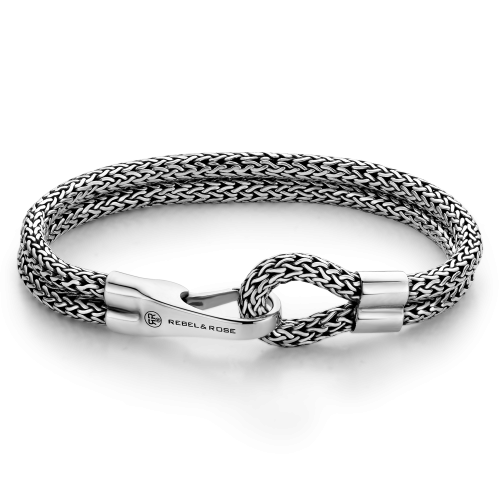Zilveren armband met dubbele haaksluiting, gevlochten ontwerp en een glanzende afwerking.
