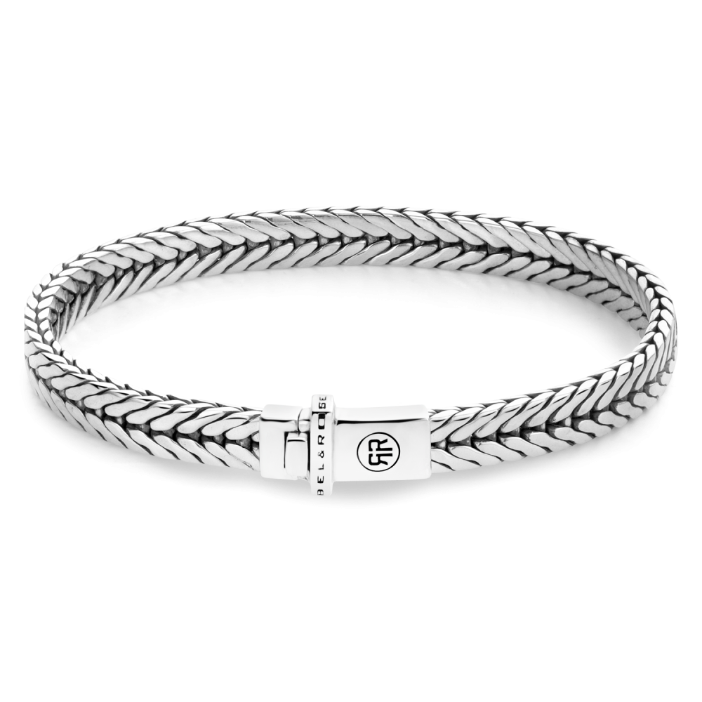 Bracelet en argent 925, tressé avec un fermoir en métal, design élégant et raffiné.