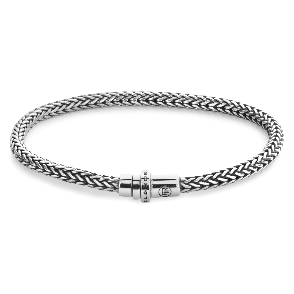 Zilveren armband met gevlochten ontwerp en een stevige sluiting.