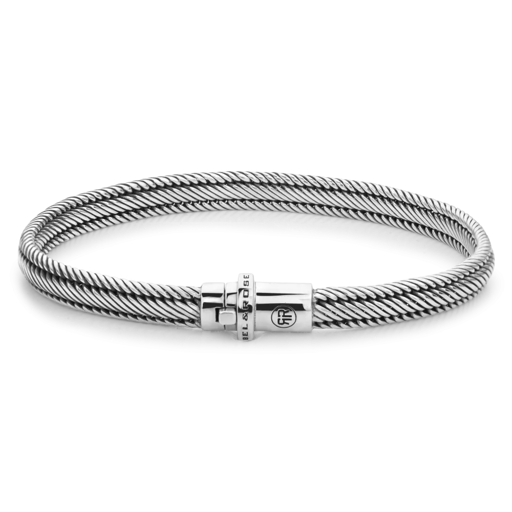 Bracelet en argent 925, tressé avec un fermoir en métal brillant.