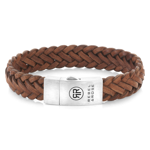 Bracelet en cuir tressé marron cognac avec fermoir en acier inoxydable.