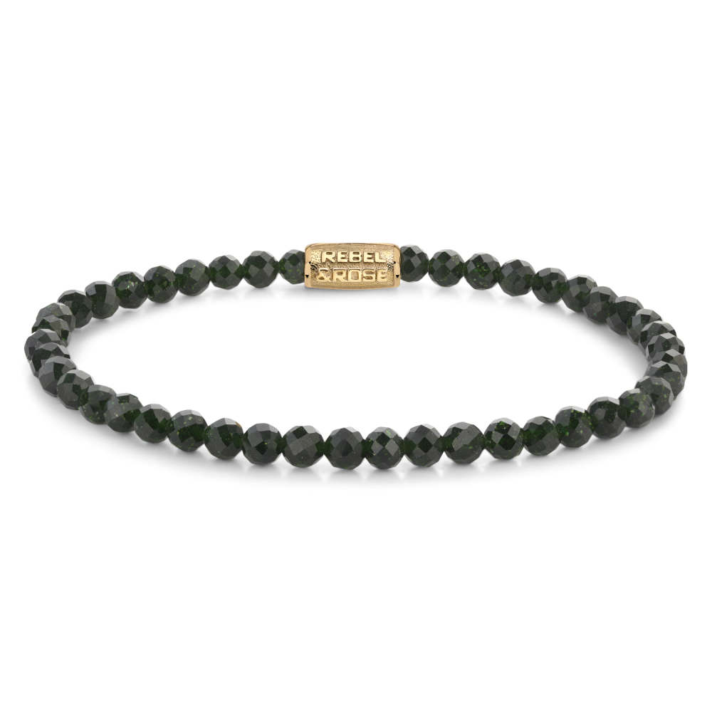 De Green Glam Rocks Gold - 4mm Kralen Armband Dames van Rebel & Rose heeft kleine facetgeslepen donkergroene kralen en een goudkleurig rechthoekig middenstuk gegraveerd met het merk - perfect om elegante stijl aan je look toe te voegen.