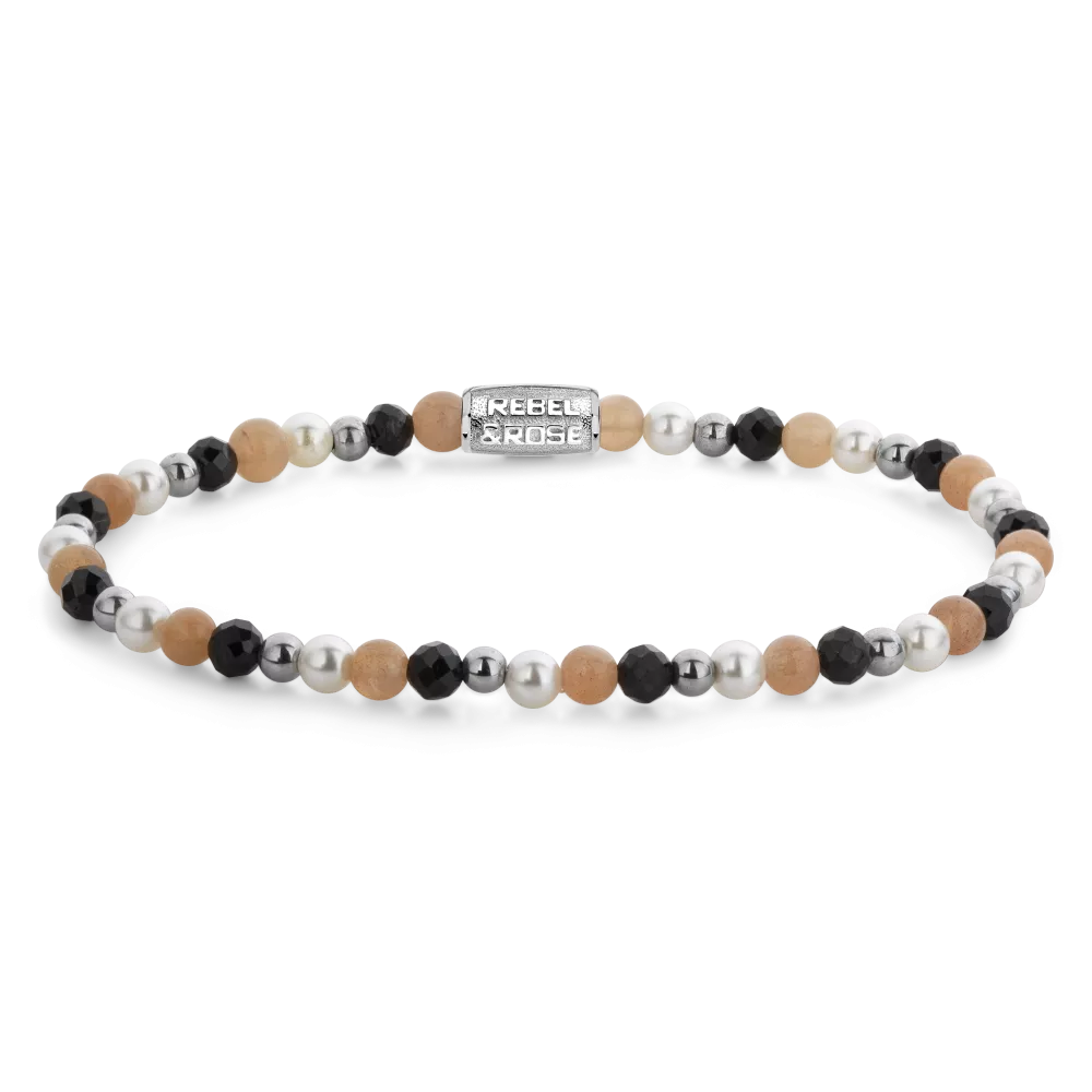 Bracelet en argent avec des perles noires, blanches et dorées, ornée de détails brillants.