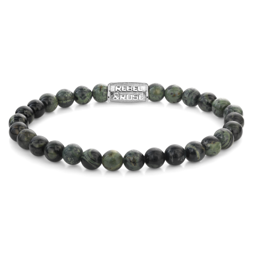 Bracelet en perles de 6 mm avec des pierres vertes et noires, fermoir en métal argenté.