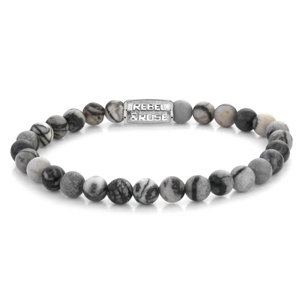 De Rebel & Rose Black Wolf - 6mm heren kralen armband heeft ronde zwarte en grijze agaat kralen en een rechthoekige zilveren sluiting, stijlvol gepresenteerd op een witte achtergrond.