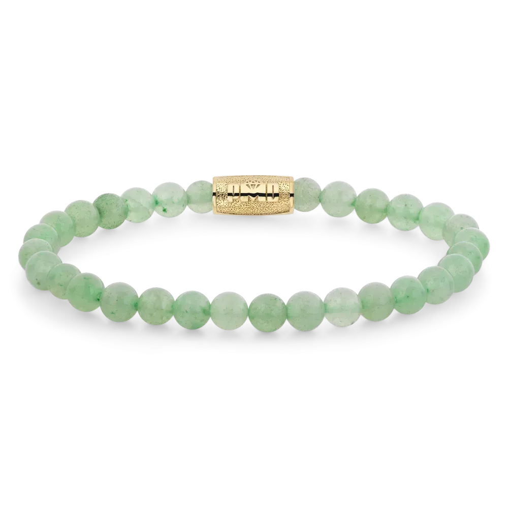 Bracelet en perles vert bouteille avec fermoir en or jaune, d'une largeur de 6 mm.