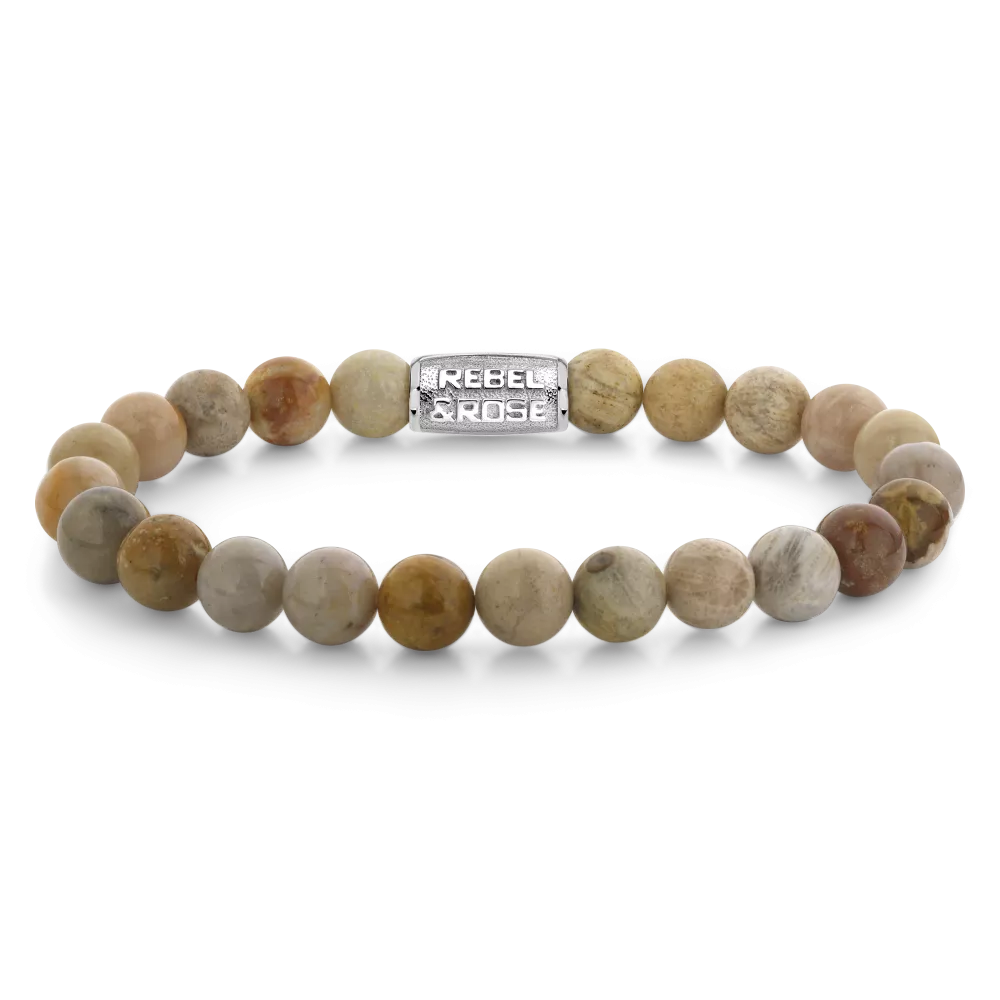 Bracelet en perles de 8 mm aux teintes désertiques avec un élément en métal argenté.