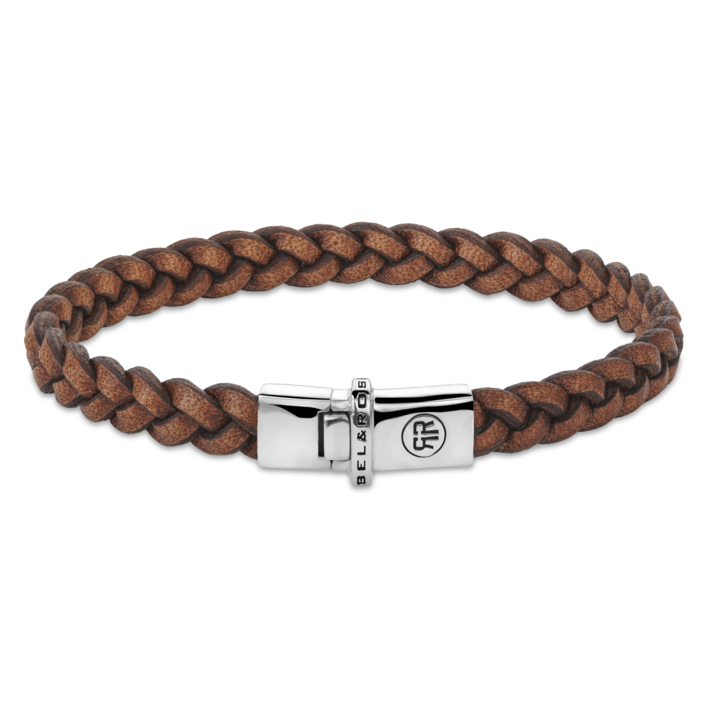 Bracelet tressé en cuir cognac avec fermoir en acier inoxydable.