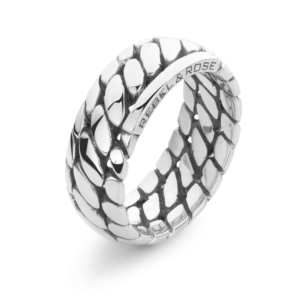 Bague en argent pour homme au design tressé et brillant.