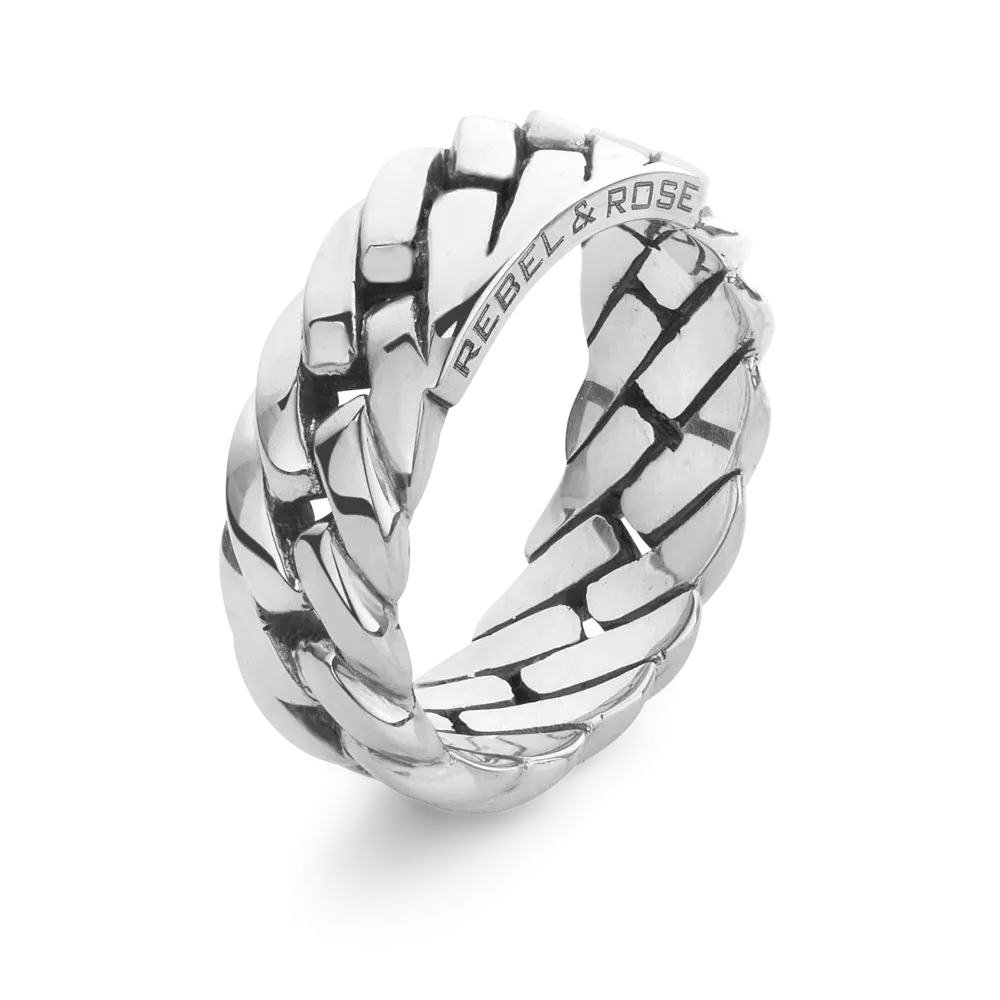 Bague en argent pour homme avec un design tressé et des détails en relief.