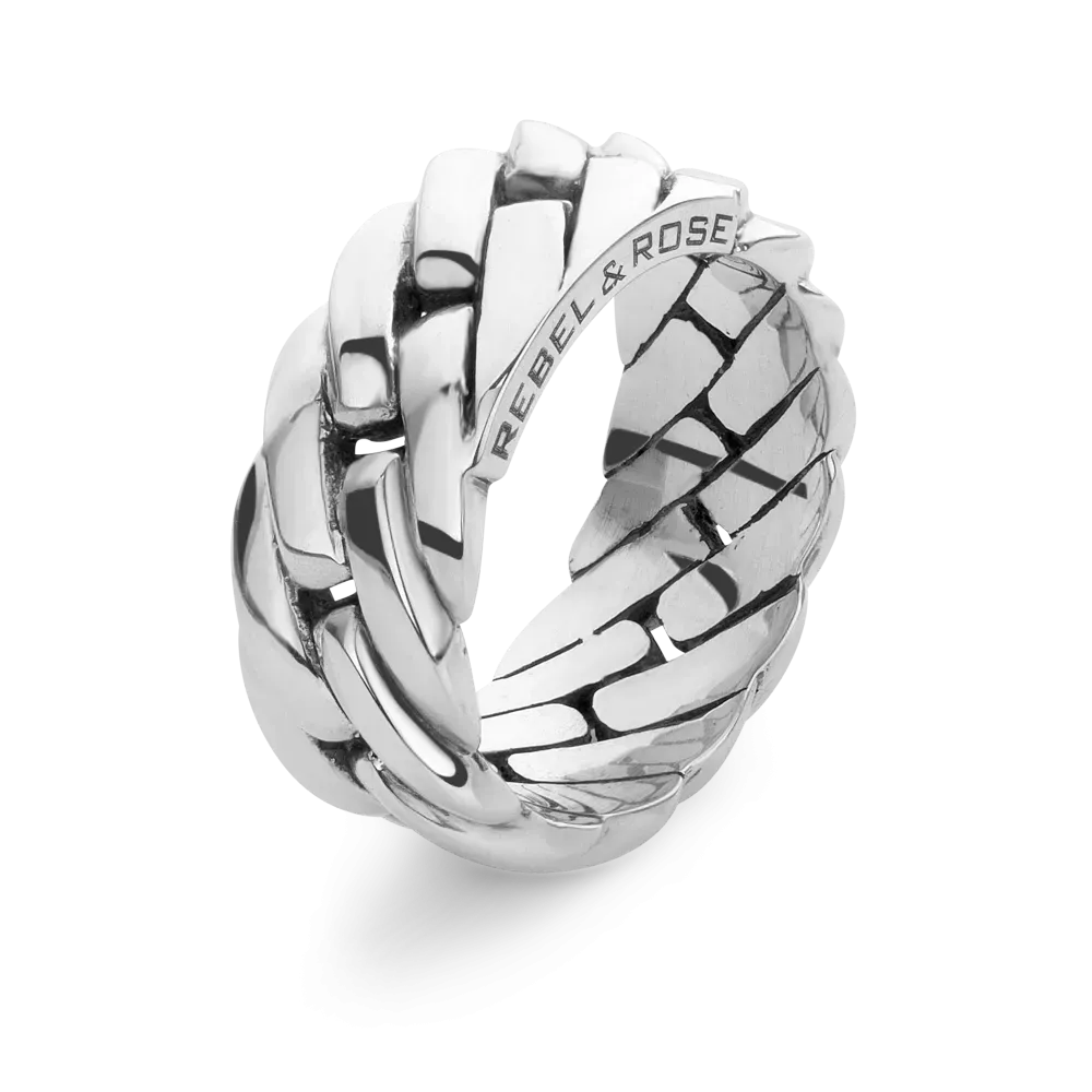 Bague en argent pour homme avec un design tressé et brillant.