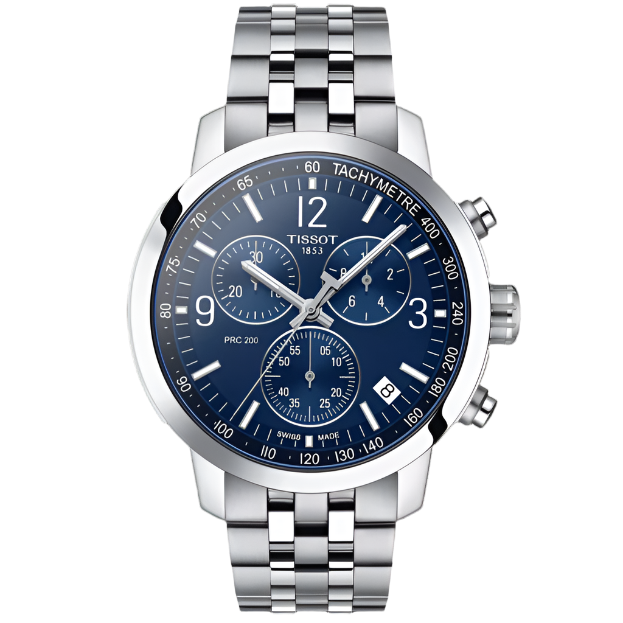 De Tissot PRC 200 Chronograph is een zilverkleurig herenhorloge met een blauwe wijzerplaat, Zwitsers kwartsuurwerk, drie subdials, datum op 4 uur en roestvrijstalen armband. De bezel heeft een tachymeter schaal voor sportieve elegantie.