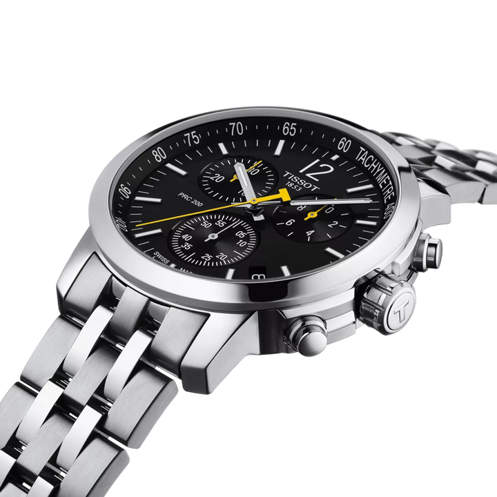 Een close-up van de Tissot PRC 200 Chronograph, een roestvrijstalen horloge met zwarte wijzerplaat, drie subdials, tachymeter schaal, zilverkleurige wijzers en markers, Zwitsers kwartsuurwerk en 20ATM waterdichtheid.