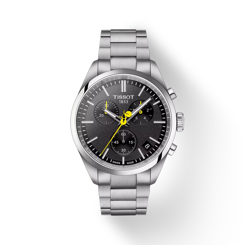 Montre Tissot PR 100 avec boîtier en acier inoxydable, cadran noir, aiguilles jaunes et bracelet en acier.