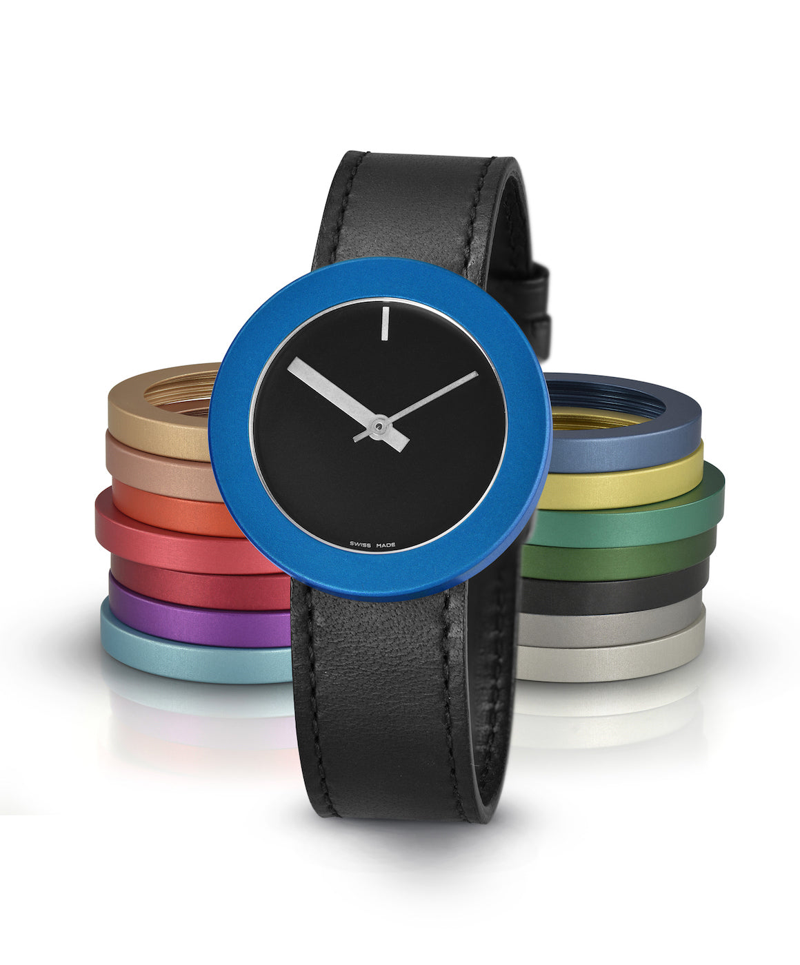Montre avec cadran noir, boîtier bleu et bracelet en cuir noir, entourée de plusieurs bracelets colorés.