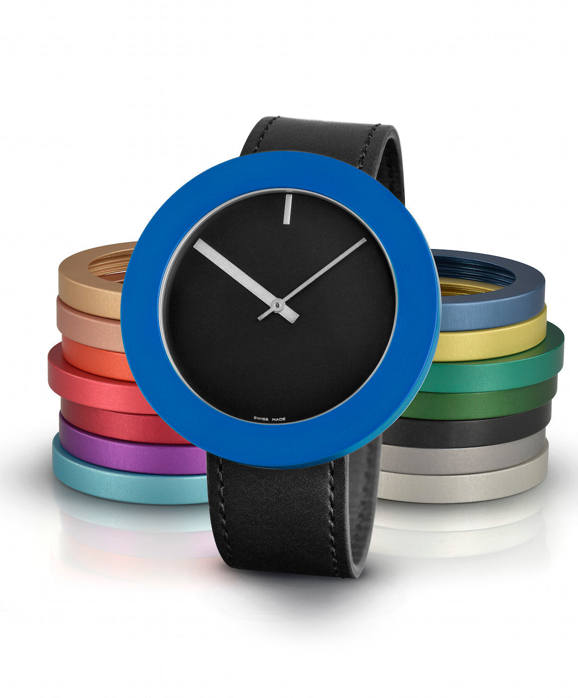 Montre avec cadran noir, boîtier bleu et bracelet en cuir noir, entourée de plusieurs bracelets colorés.