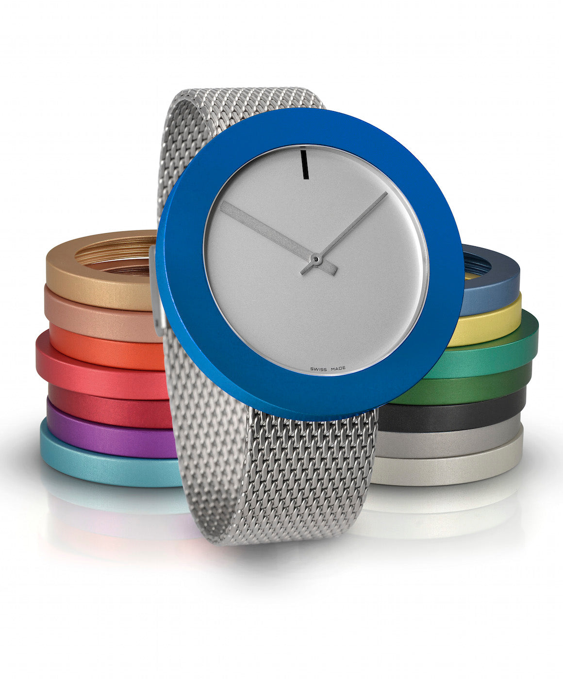 Montre avec un cadran argenté, boîtier bleu et bracelet en maille argentée.