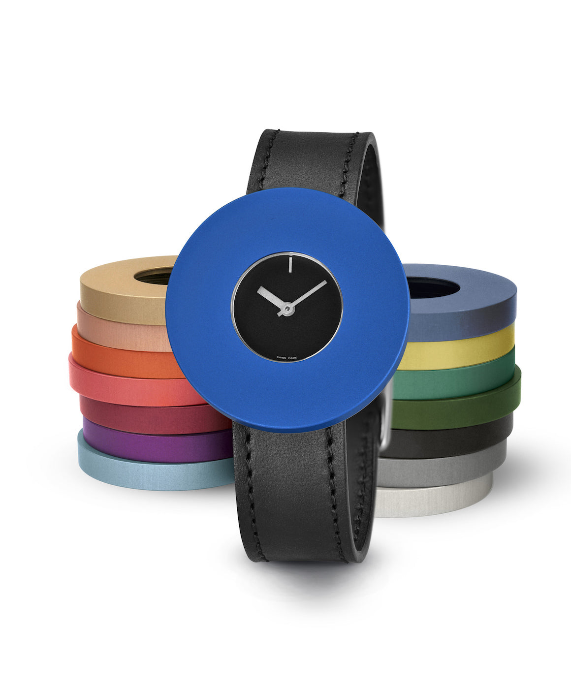 Montre avec un cadran noir et un boîtier bleu, bracelet en cuir noir et plusieurs bracelets interchangeables colorés.