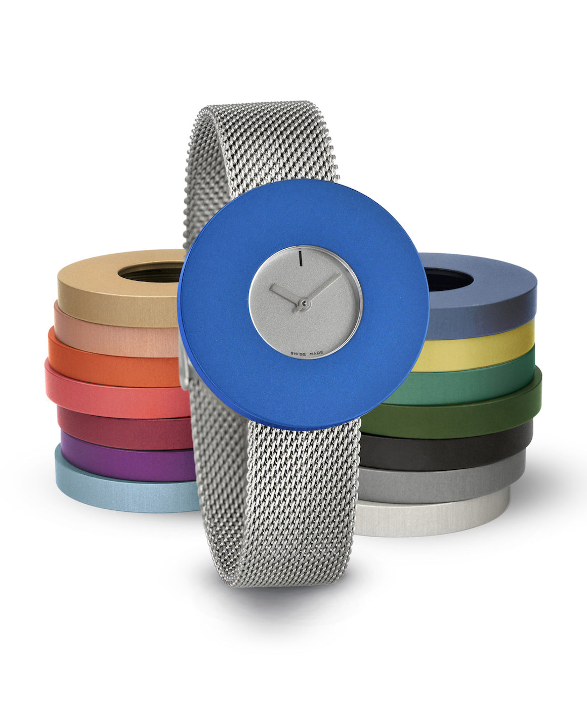 Montre avec un cadran argenté et un boîtier bleu, bracelet en maille métallique.