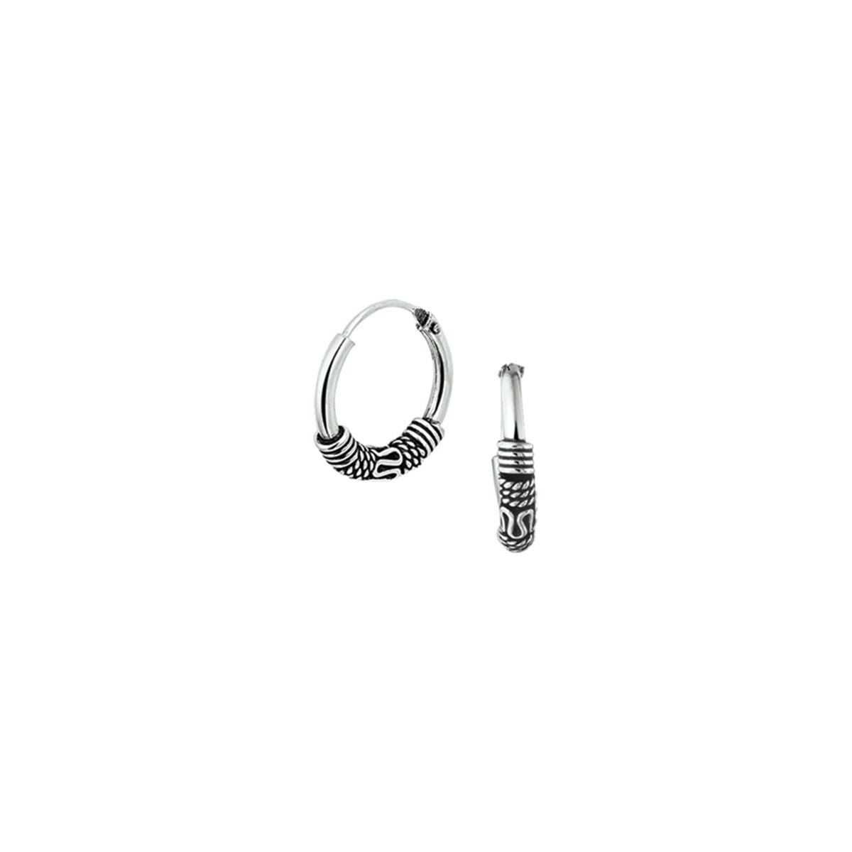 Boucles d'oreilles en argent oxydé avec un design tribal et un diamètre de 3,0 mm.