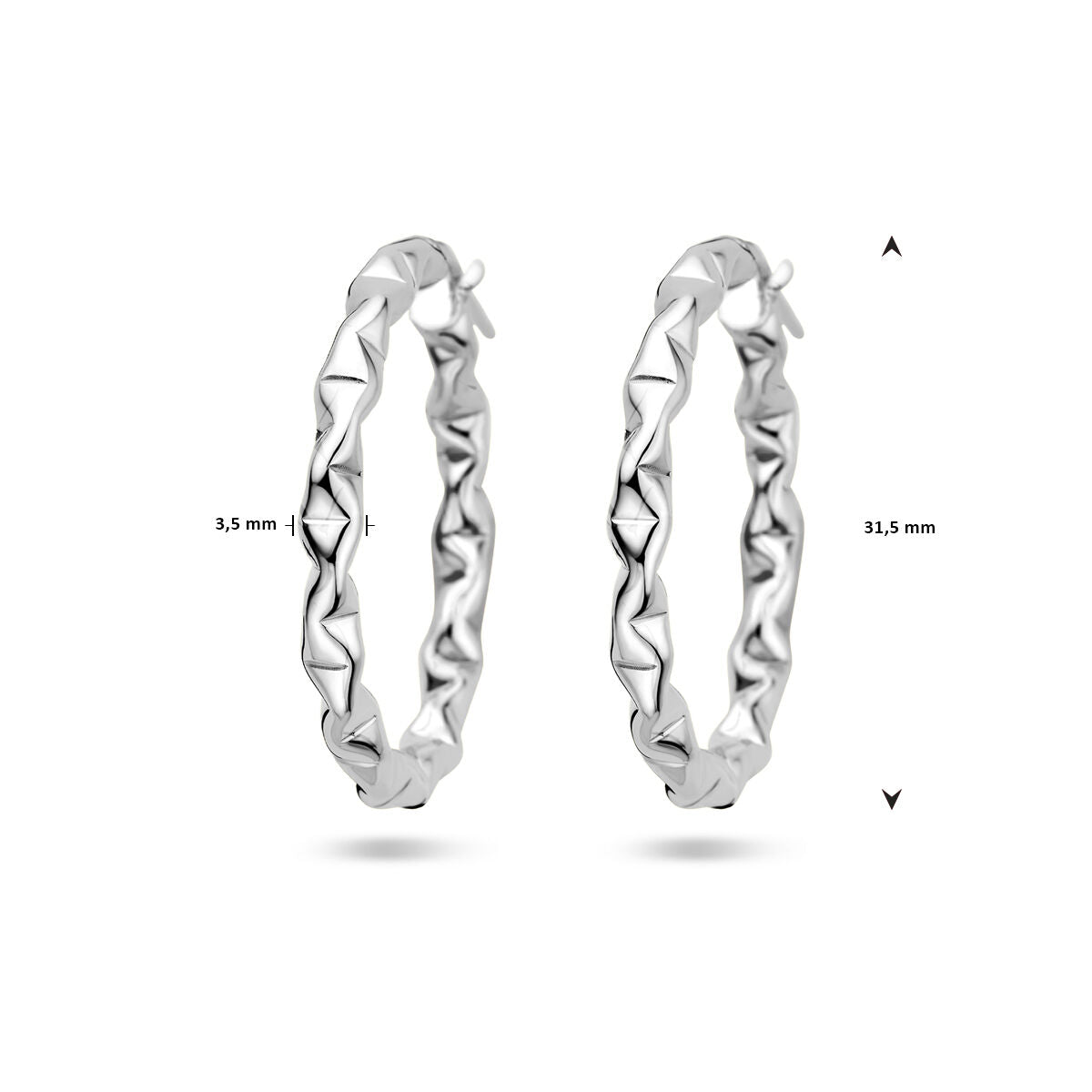 Twee oorringen zilver gerhodineerd van Van der Kooij Collectie met scharniersluiting worden naast elkaar weergegeven op een witte achtergrond, met maatlijnen die hun diameter van 31,5 mm en breedte van 3,5 mm weergeven.