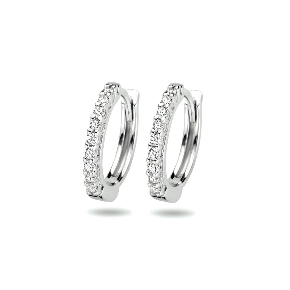 Boucles d'oreilles en argent rhodié avec zircons, de forme ronde et ornées de pierres brillantes.