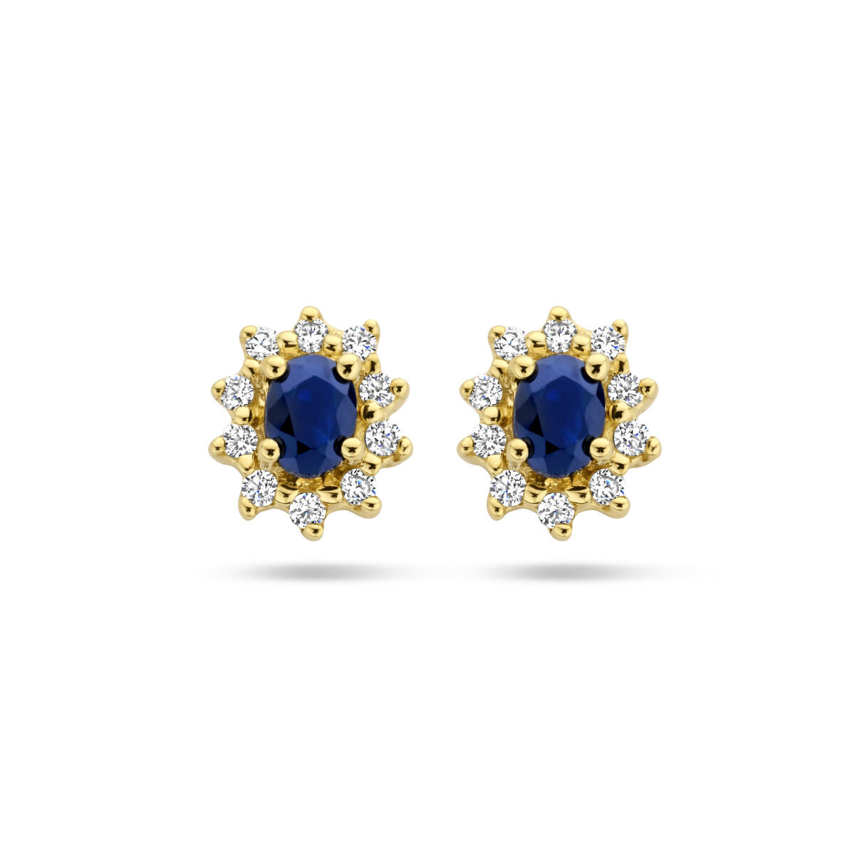 Boucles d'oreilles en or jaune 14K avec saphir central et halo de zirconia.