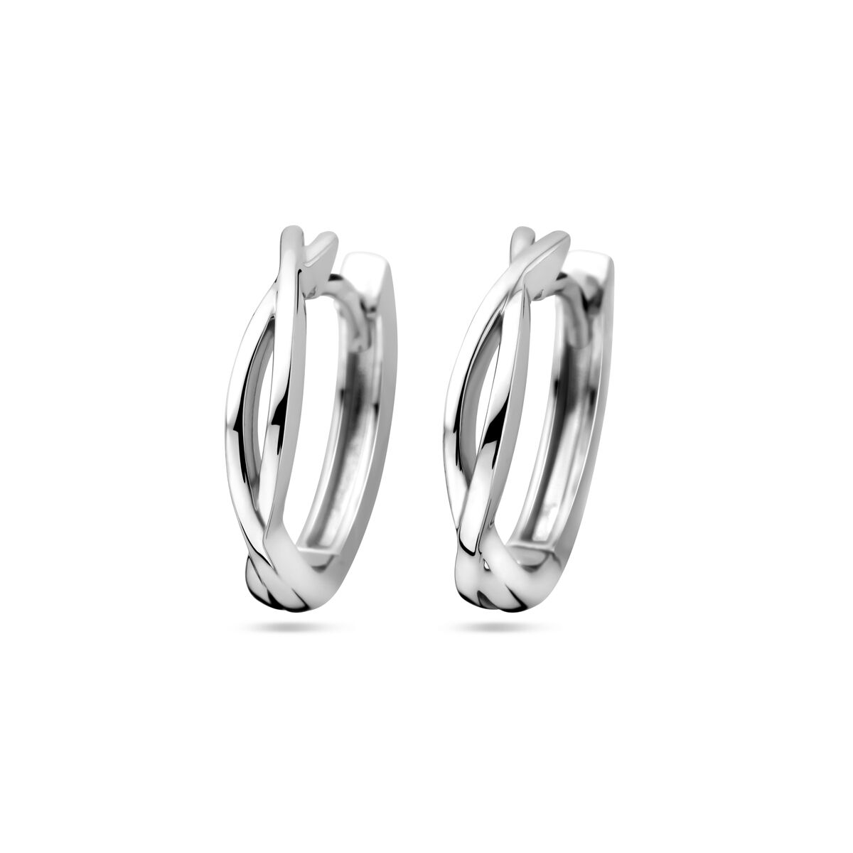 Boucles d'oreilles en argent rhodié avec un design entrelacé.