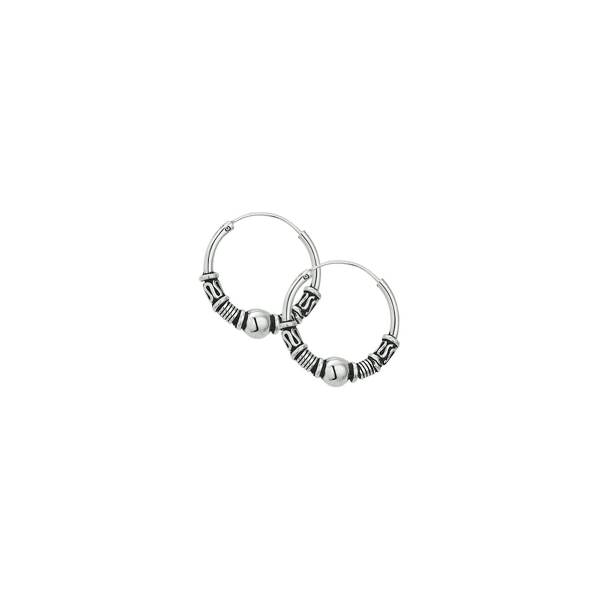 Boucles d'oreilles en argent oxydé avec des motifs et des perles.