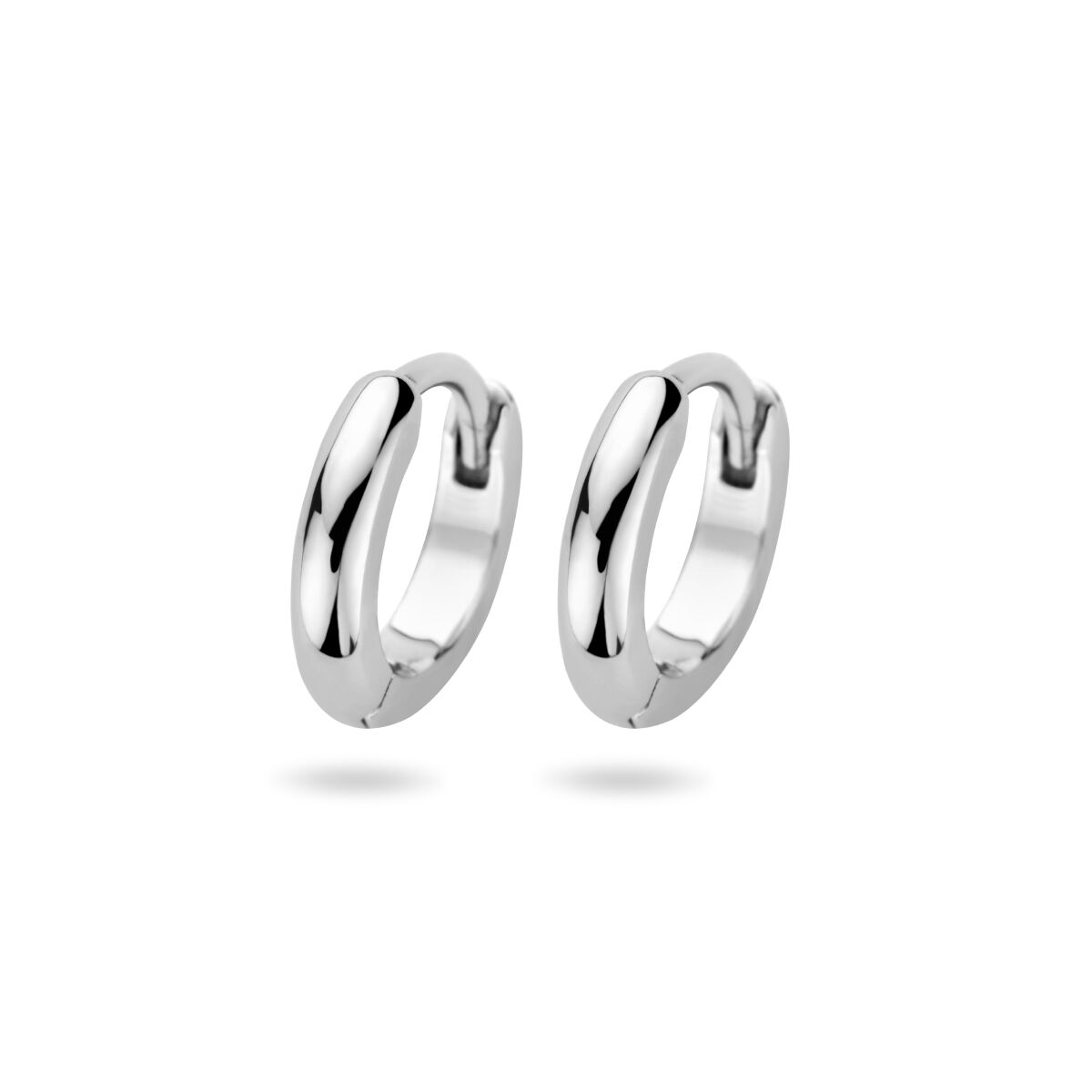 Boucles d'oreilles en argent rhodié, de forme ronde et lisse.