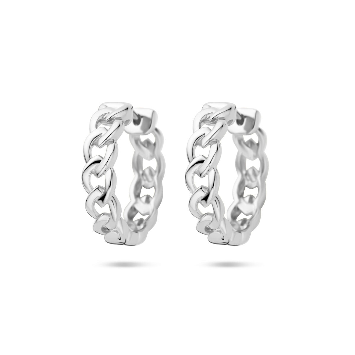 Boucles d'oreilles en argent rhodié avec motif de maillons, diamètre de 18 mm.