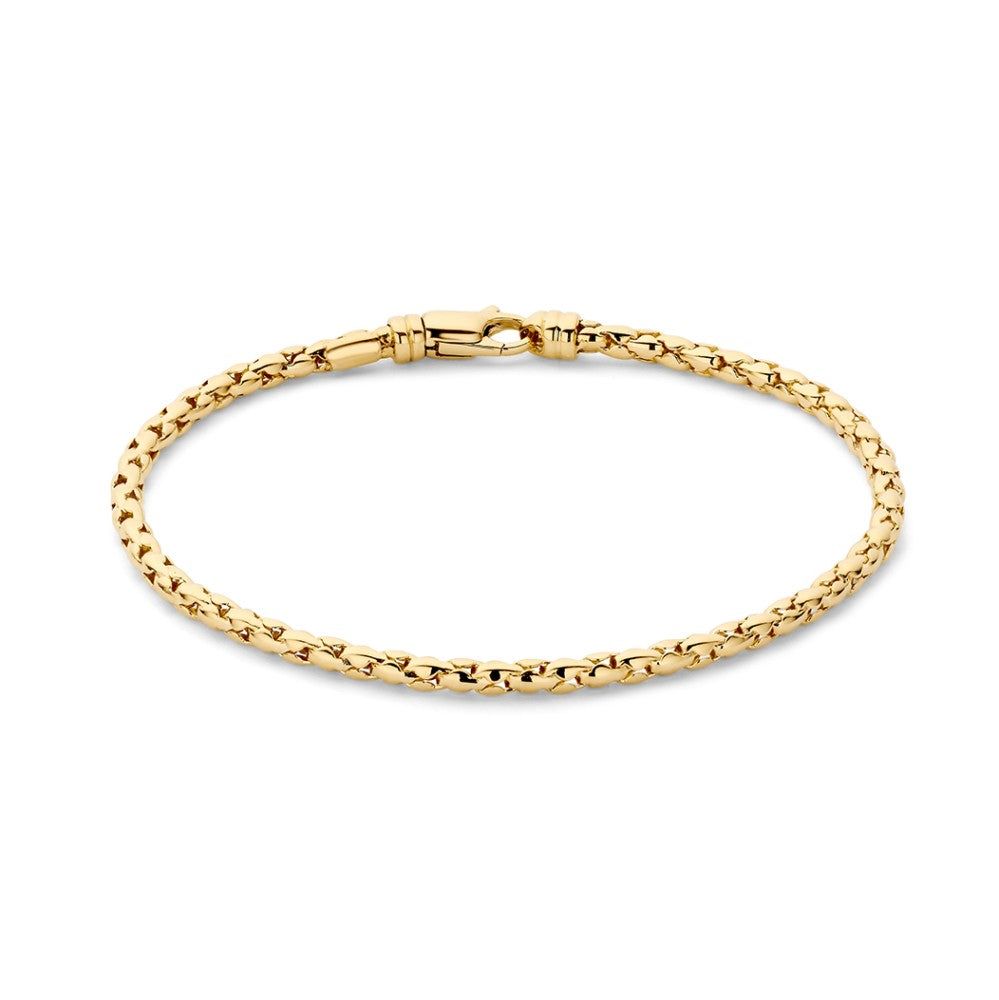 Bracelet en or jaune avec un design tressé et un fermoir discret.