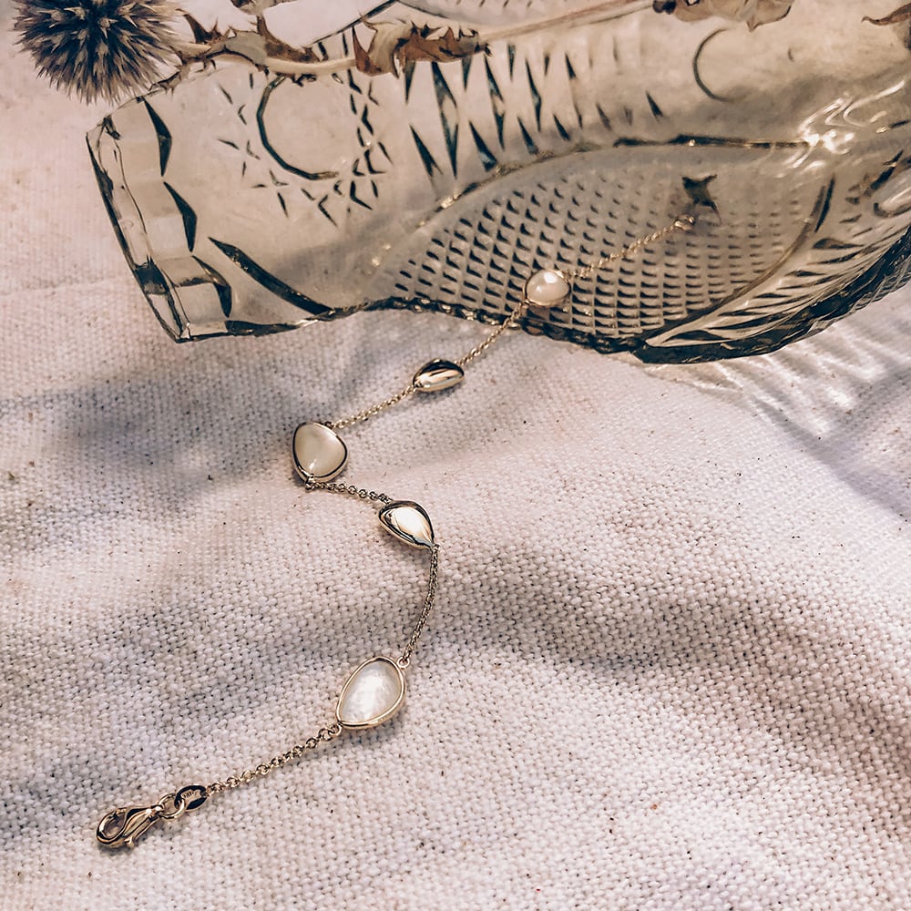 Bracelet en or jaune avec nacre et éléments en or – bracelet pour femme 19 cm