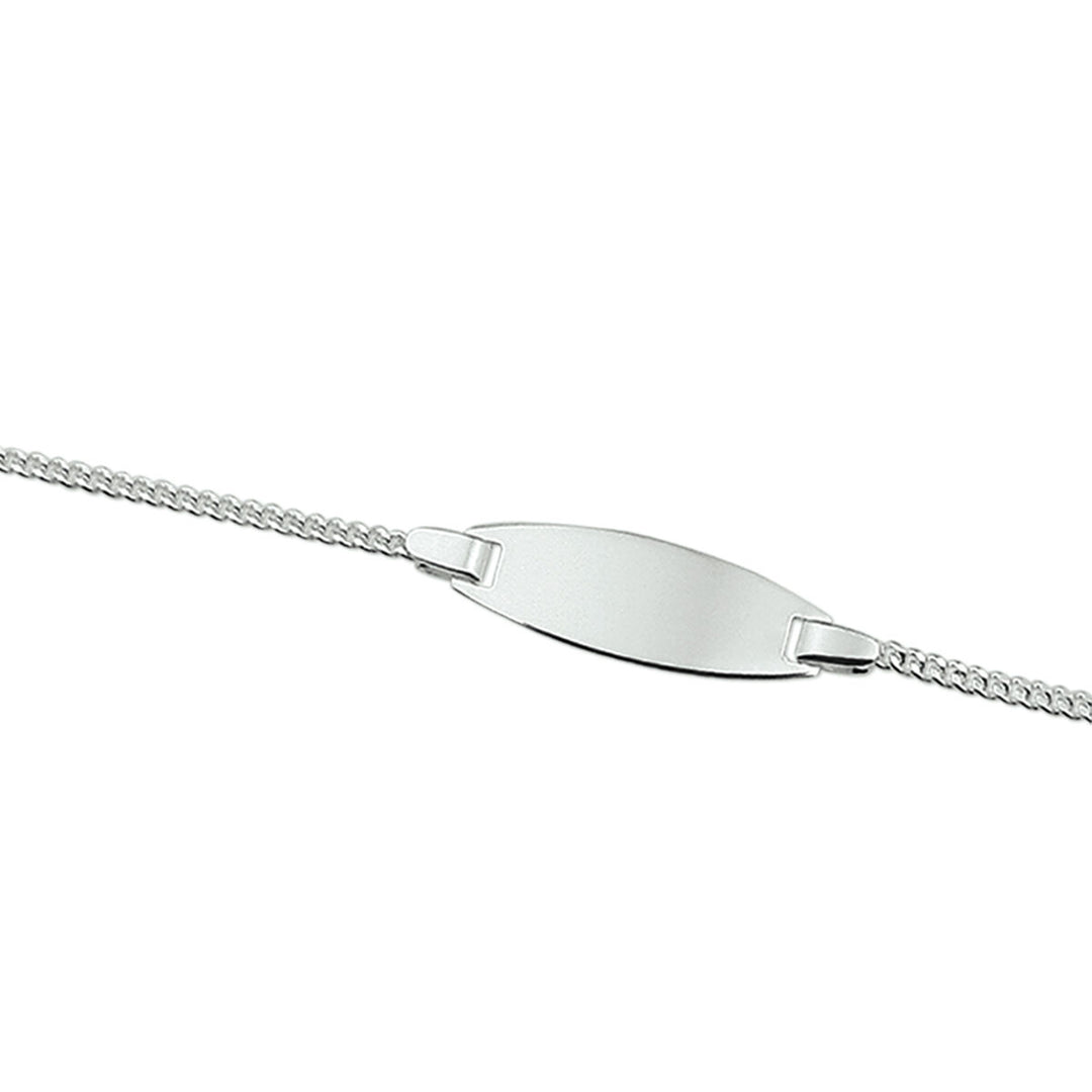 De Van der Kooij Collectie graveerarmband gourmette plaat 8 mm zilver wit heeft een centraal plat, ovaal naamplaatje, ideaal voor het graveren van geboortedetails of kindernamen, elegant verbonden met een schakelband.