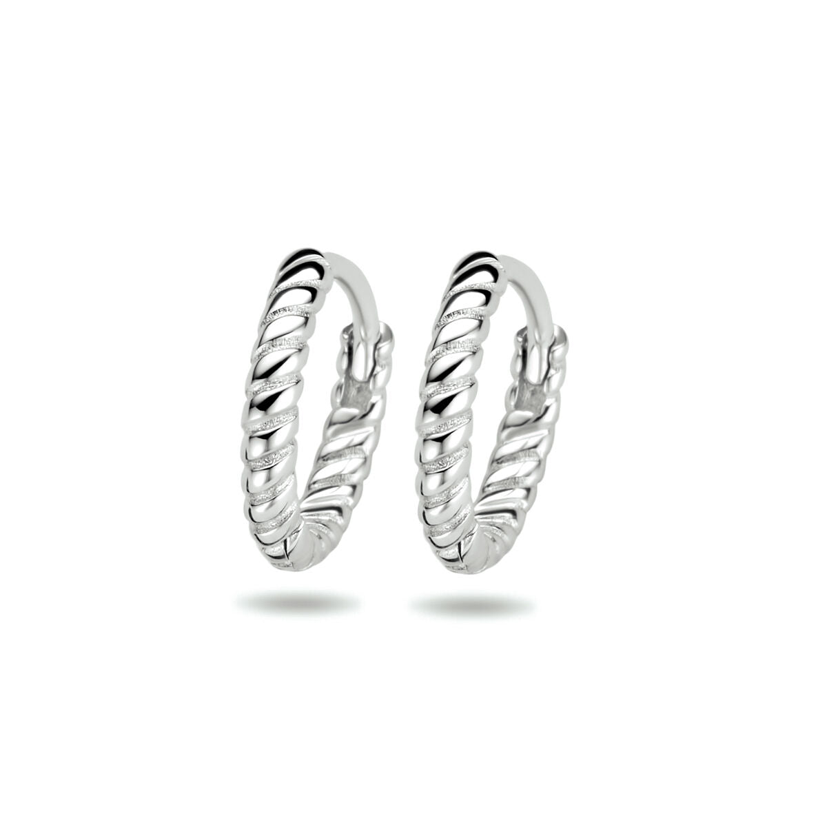 Boucles d'oreilles en argent rhodié, torsadées, de forme ronde.