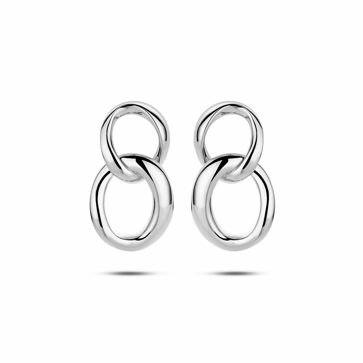 Boucles d'oreilles en argent rhodié avec des maillons entrelacés.