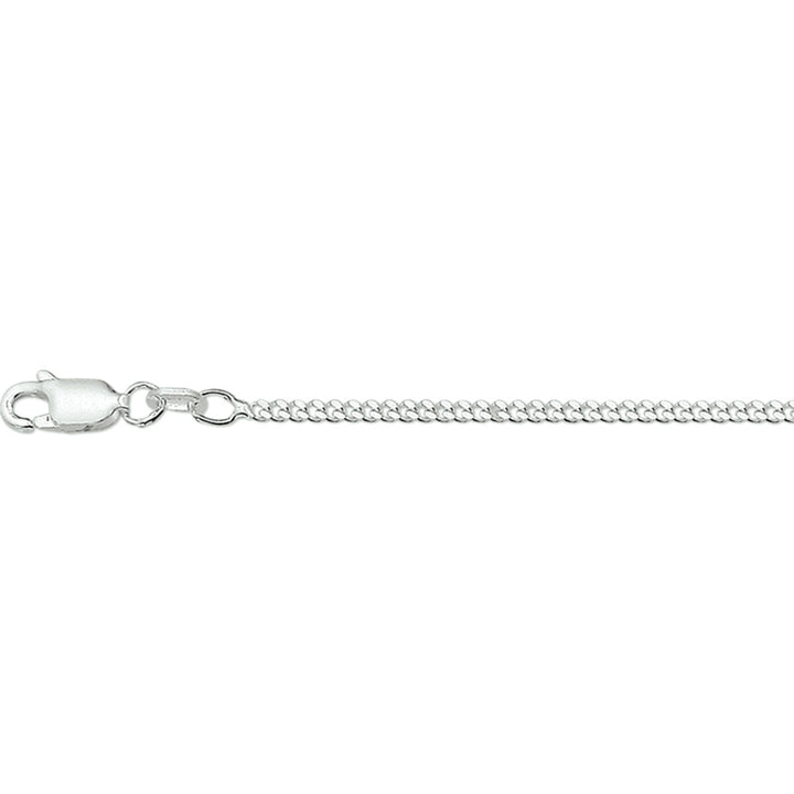 Een close-up van de Van der Kooij Collectie collier gourmette 4-zijdes geslepen 2,1mm zilver wit met kleine, gelijkmatige en strak aangesloten schakels en een karabijnsluiting op een witte achtergrond. Geschikt als unisex ketting.