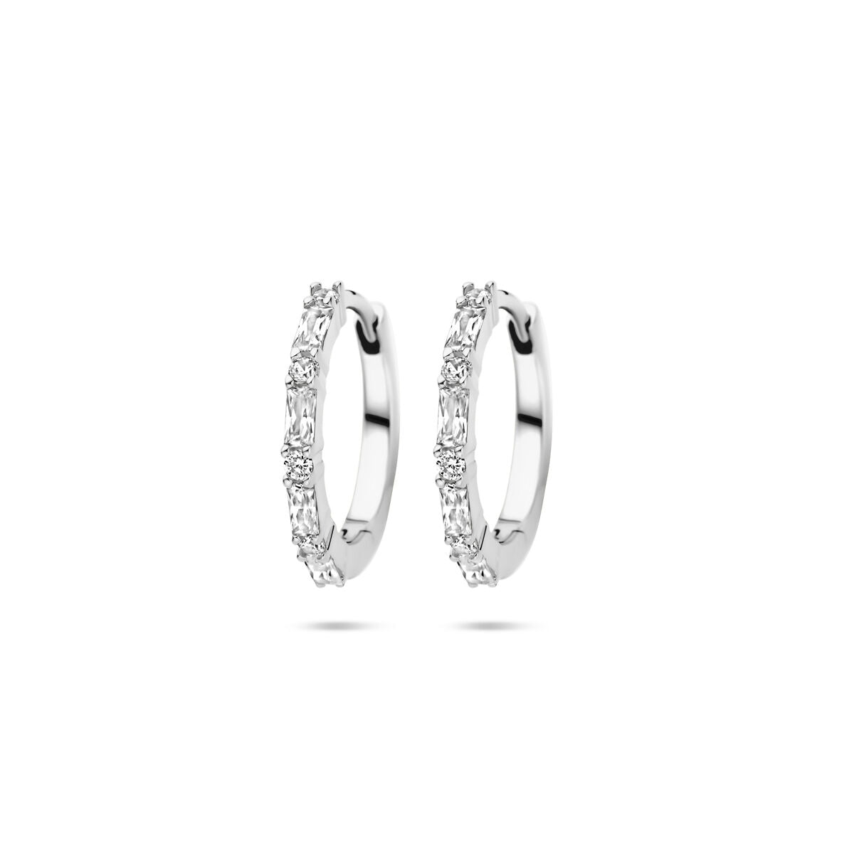 Boucles d'oreilles en argent rhodié de 15 mm ornées de zirconia.