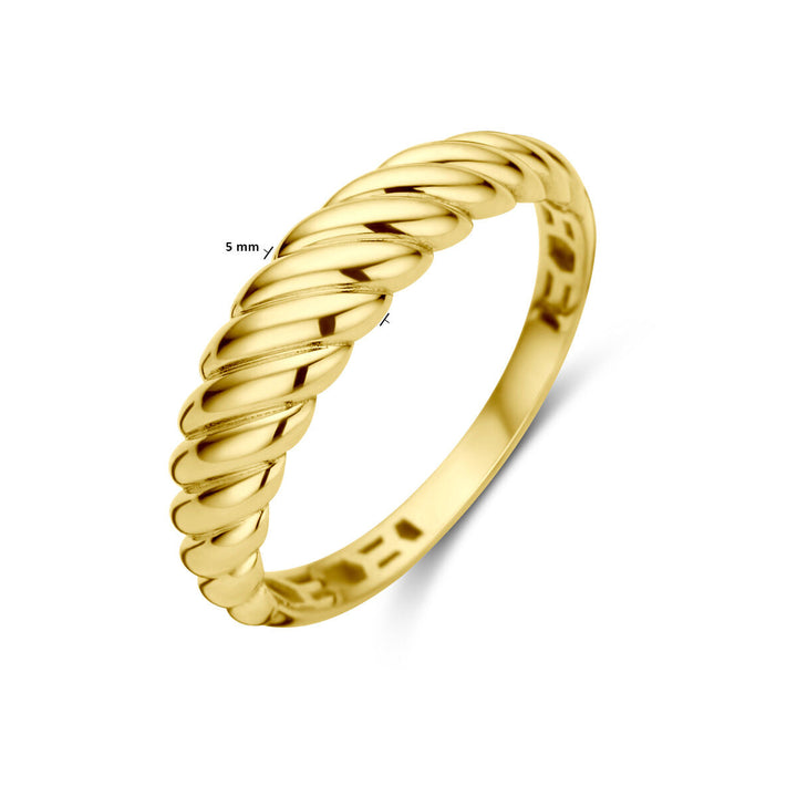 Een ring gedraaid 14K geelgoud van de Van der Kooij Collectie, circa 5 mm breed, weergegeven op een witte achtergrond.