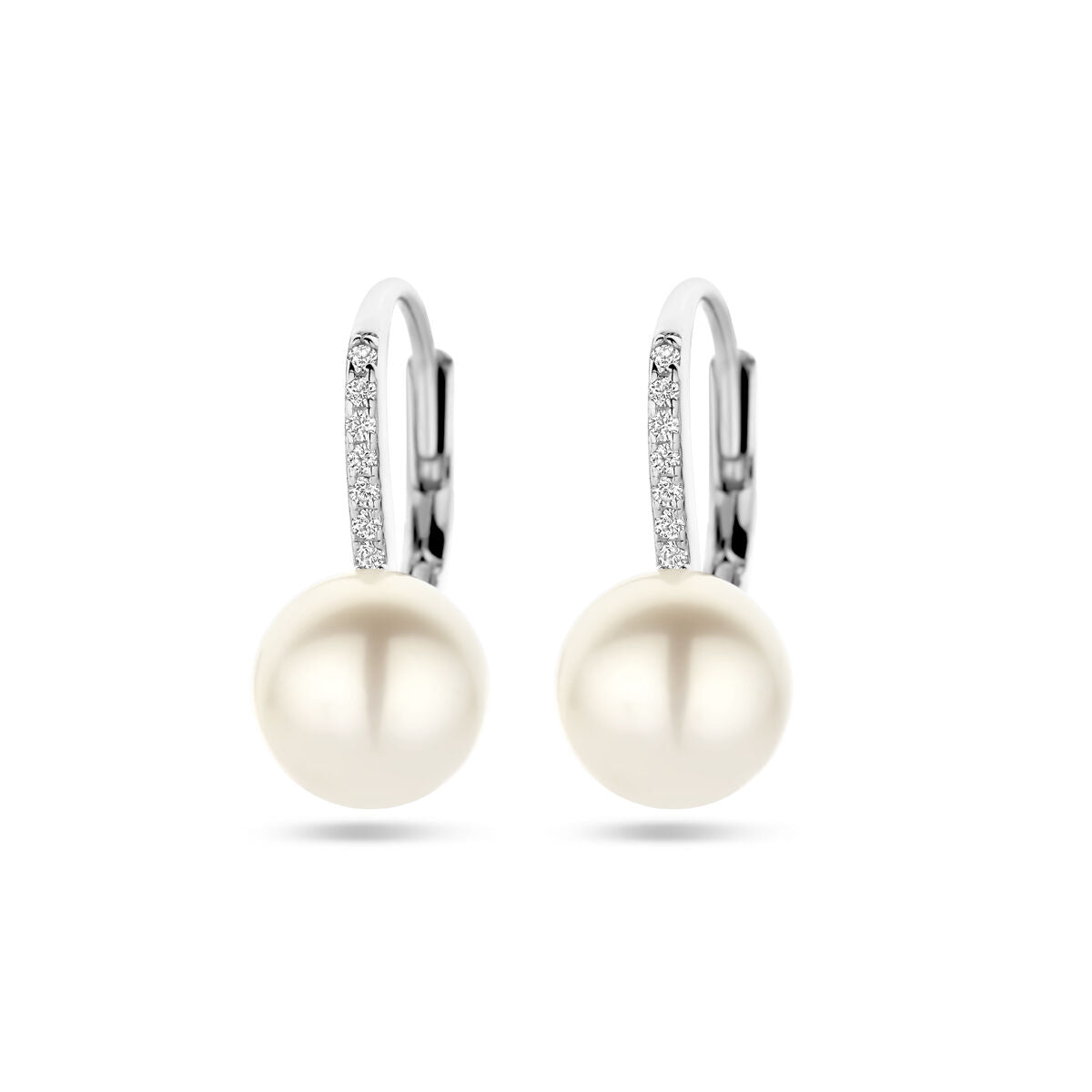 Boucles d'oreilles en perle avec zircons et crochet en argent rhodié.