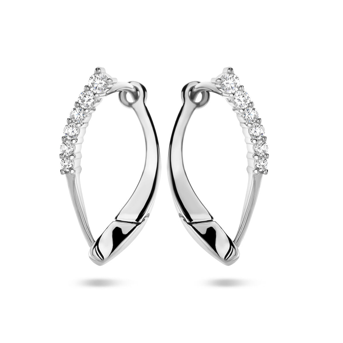 Boucles d'oreilles en argent rhodié avec zircones, de forme courbée et brillante.
