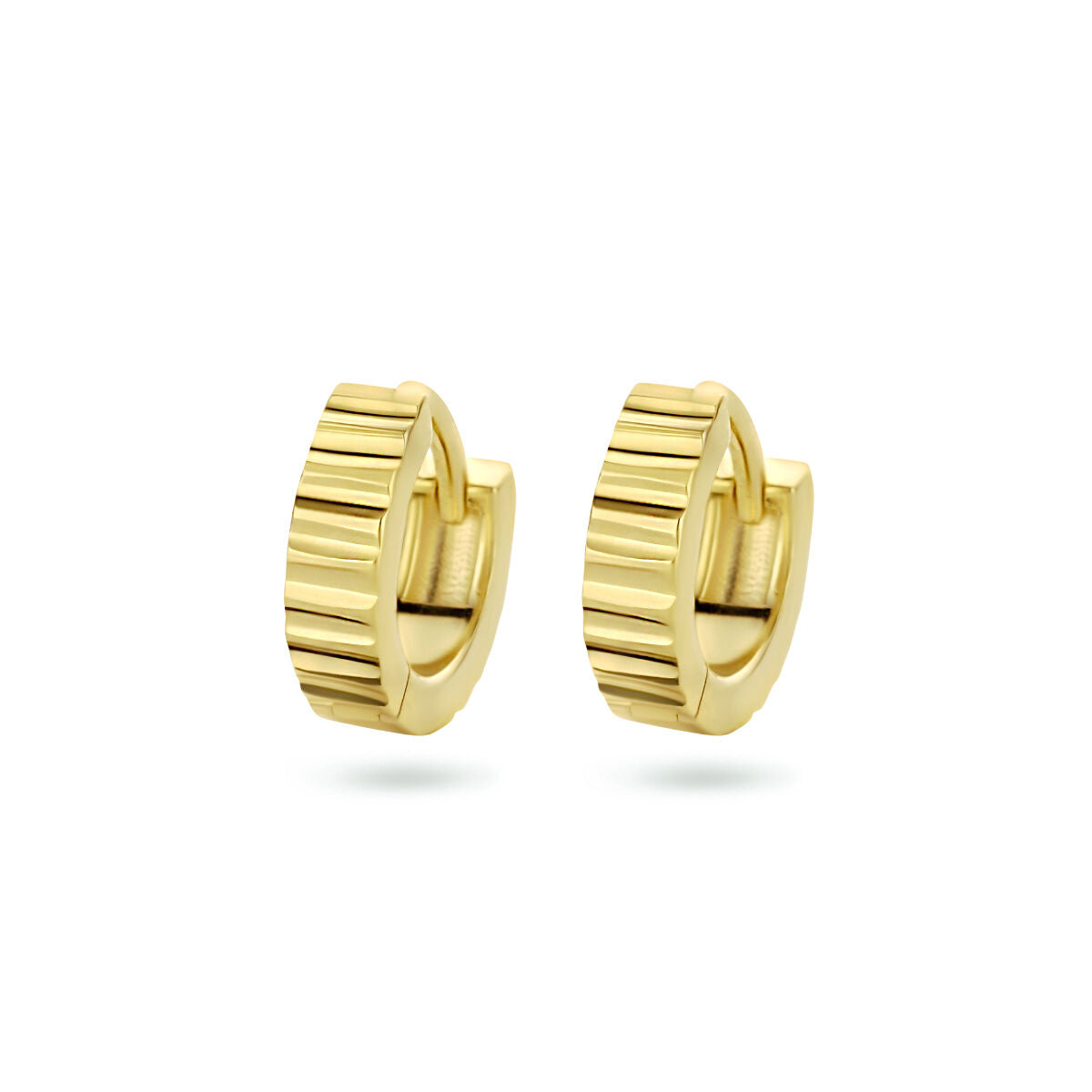 Boucles d'oreilles en argent doré jaune, avec une finition striée et un design moderne.