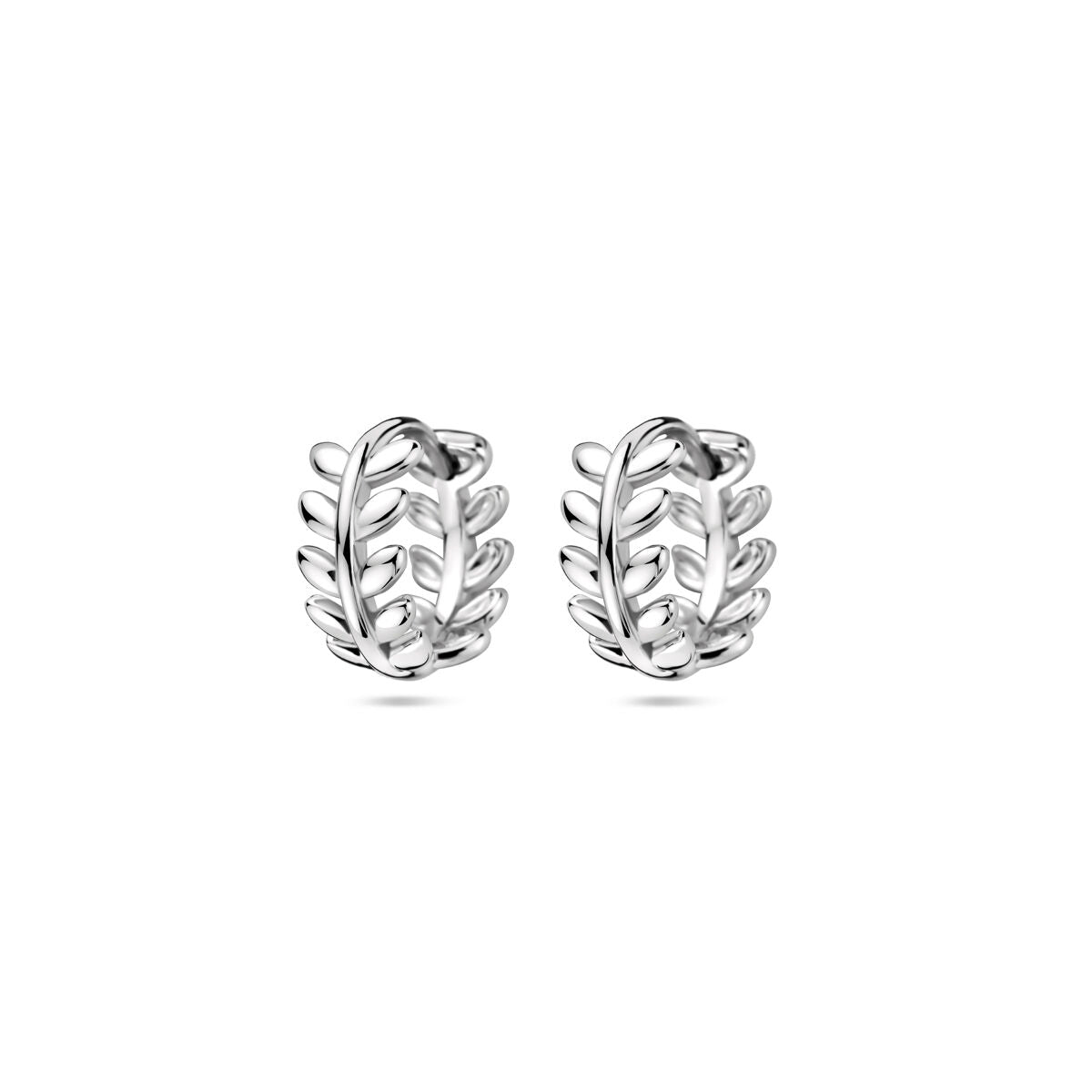 Boucles d'oreilles en argent rhodié de 12 mm avec un motif de feuilles.