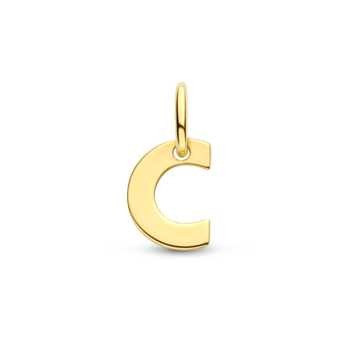 De Van der Kooij Collectie hangerletter 14K geelgoud is een C-vormige hanger met een klein oogje om aan een ketting of armband te bevestigen, afgebeeld op een effen witte achtergrond.