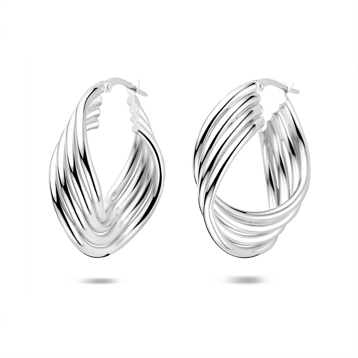 Boucles d'oreilles en argent rhodié de 31,5 mm, avec un design ondulé et brillant.