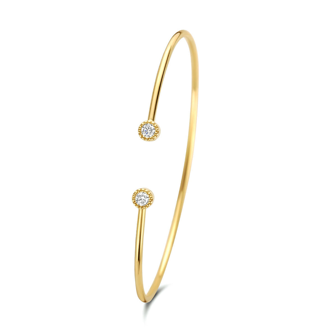 De Van der Kooij Collectie armband spang is een dunne 14K geelgouden damesarmband met een open ontwerp, voorzien van 0,19ct H SI diamanten aan elk uiteinde.